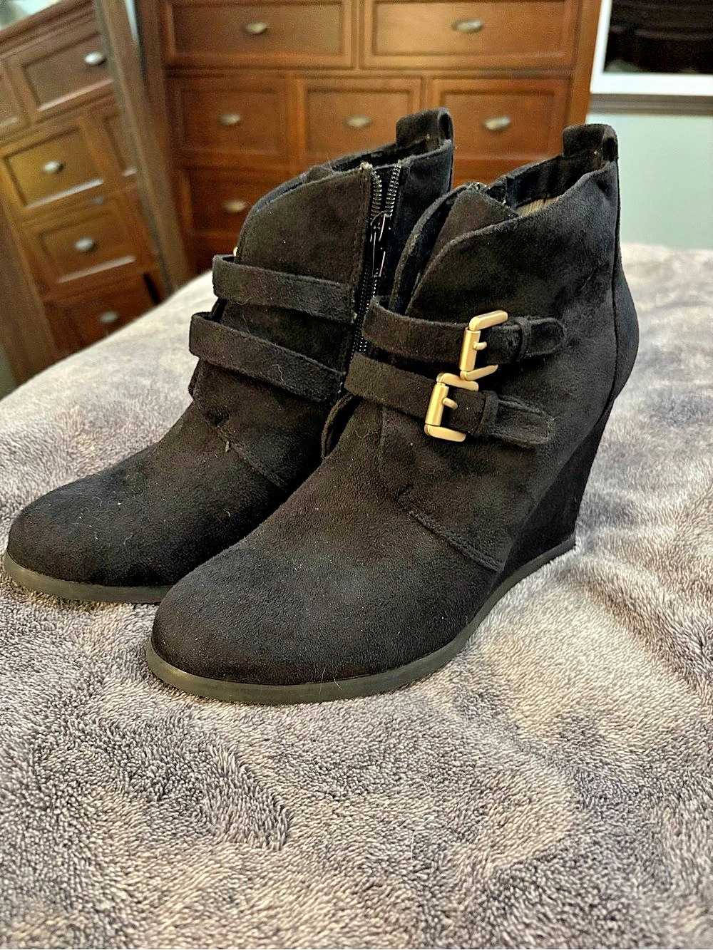 Restricted Wake Up Black Faux Suede Wedge Ankle Booties Gold Buckle Sz 7.5/8